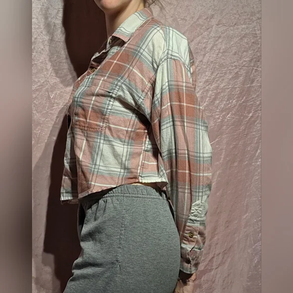 A&E Flannel Crop - Picture 3 of 4